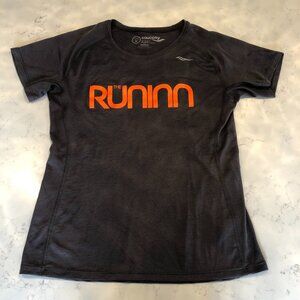 Saucony Short Sleeve Crew Neck Stripped Activewear Top in Grey + Orange Size M